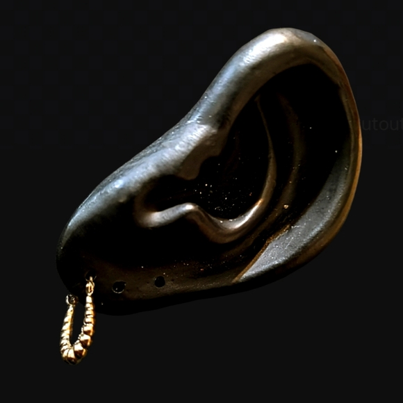 Luchies Luxuries Jewelry - 14kt gold hoop earrings